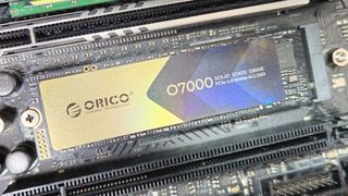 एक Orico O7000 SSD को मदरबोर्ड में स्थापित किया गया है