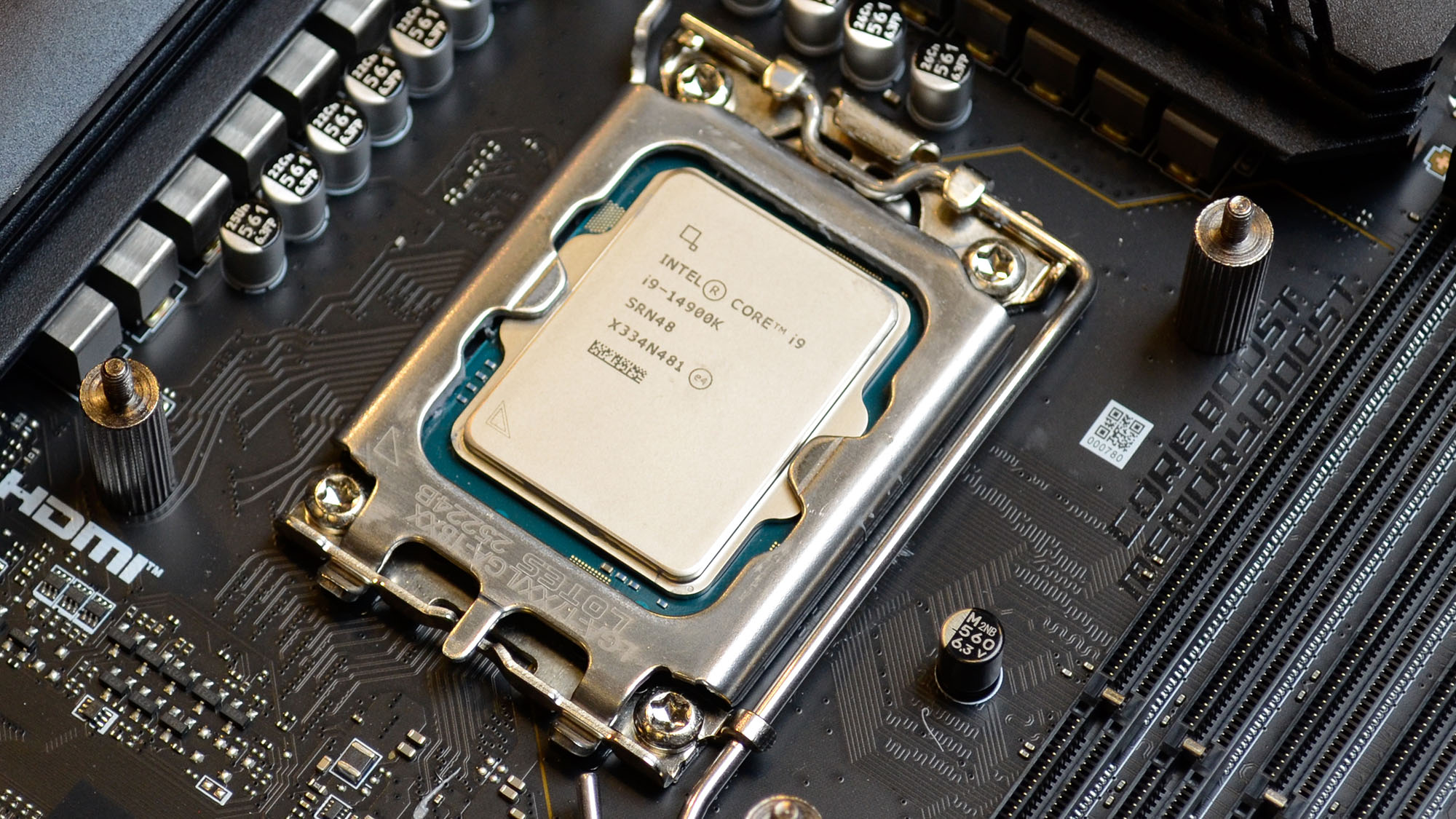 एक Intel Core i9-14900K को मदरबोर्ड में स्थापित किया गया है