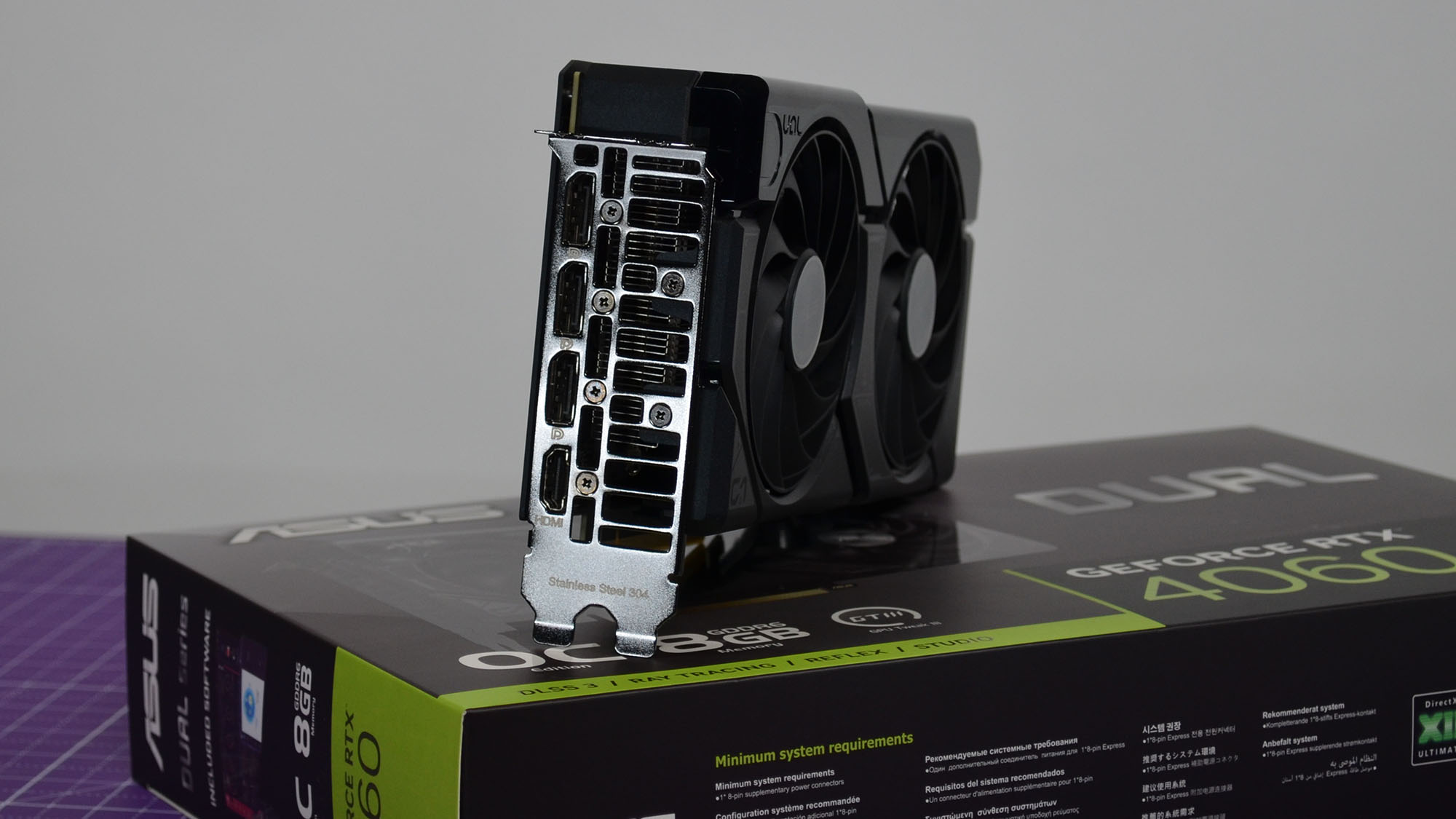 खुदरा पैकेजिंग के साथ एक मेज पर एक Nvidia GeForce RTX 4060