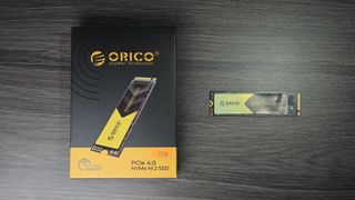 खुदरा पैकेजिंग के साथ एक मेज पर एक Orico O7000 SSD