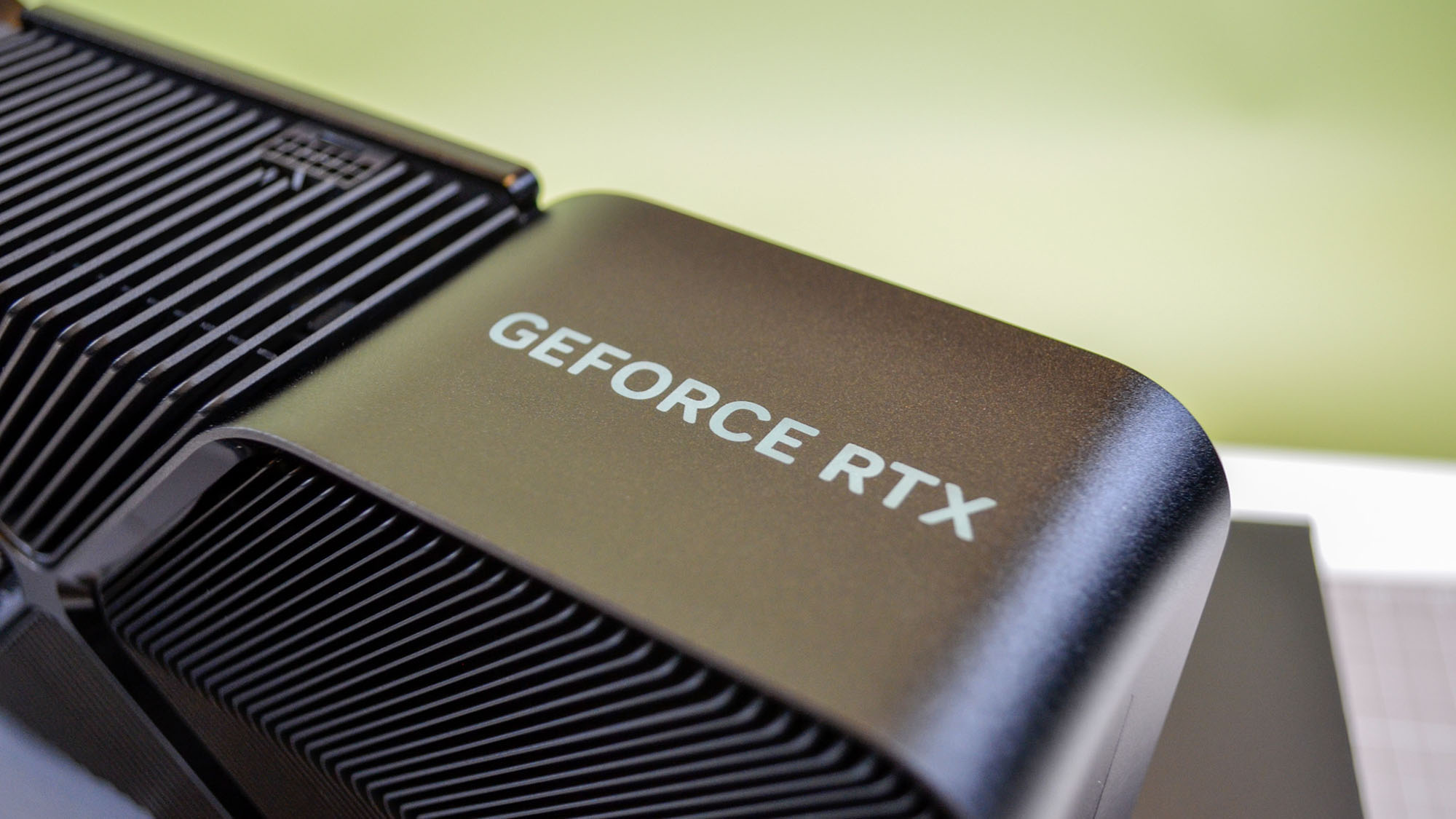 एक डेस्क पर एक Nvidia GeForce RTX 4080 सुपर