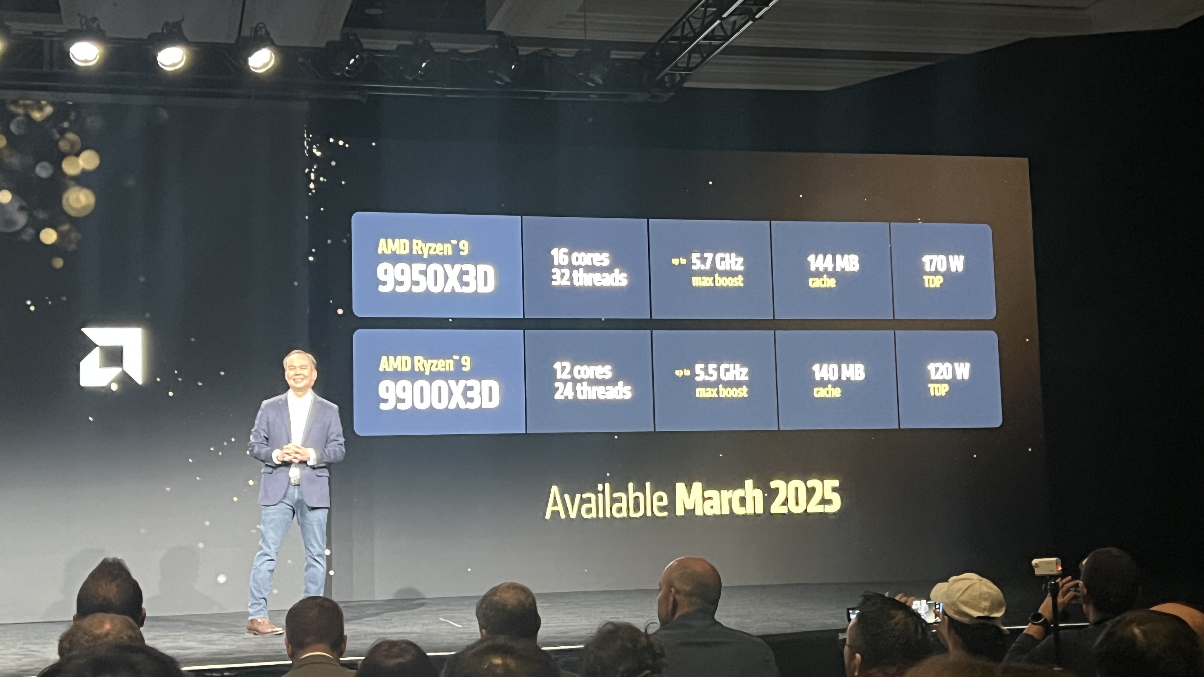 CES 2025 में प्रस्तुति देते हुए एक AMD कार्यकारी